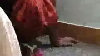 خادمة مثيرة تمتلئ بالقضيب في كسها الكثيف