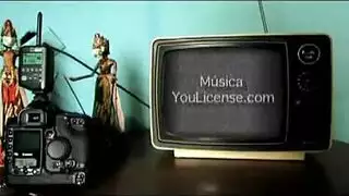 آسيوية شقية تركب قضيبًا اصطناعيًا بعمق على سريرها الفوضوي
