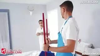 سكس جماعي خشن: شابان قاسيان يسيطران على جلسة تدليك
