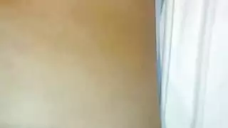 امرأة ناضجة تشتهي اللسان والقضيب في فتحاتها