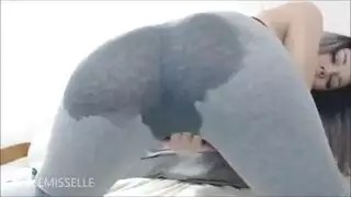 ثعلب فضي يبتلع سائلاً من قضبان قاسية