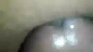 ملكة الإباحية السوداء تمص القضيب قبل الحصول على فعل إيلاج مزدوج عنيف
