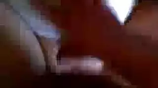 مراهقة شقراء تختنق على قضيب قاسٍ في جنس فموي مكثف