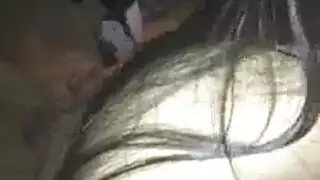 يختنق بحمل سميك في حلقه