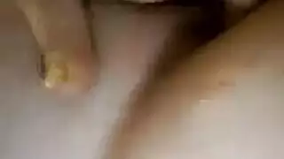 ترتدي اناستازيا من الزي الجسدي المطبوع مع ثلاثة
