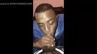 رياضي مفتول العضلات يحصل على قضيبه ليُخدم من قبل فمٍ مبلل