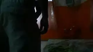 ملكة المص كارول تبلع لكل نائب رئيس في المبنى