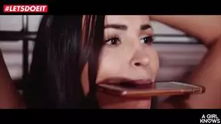 بنت تربط صديقتها من يديه داا و رجليها و تمص كسها