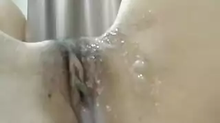 جنس متزامن: كس العاهرة الآسيوية والزب المضخ
