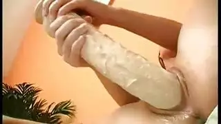 جنس خشن بمشابك الحلمة وشرج عميق يجعلها ترتجف