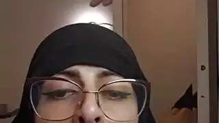 العربية المحجبة ميا تتعرض لهز مهبلها الضيق في تجميع