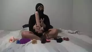 مشهد ديوث عربي وزوجته الشهوانية: هي تتوق لقضيب أكبر