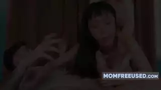 سياسة الباب المفتوح لزوجة الأب تعني وصول مجاني إلى مؤخرتها