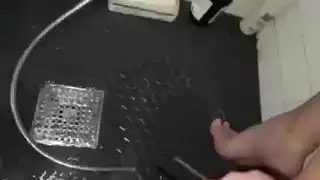 شاب ذو جسم مثالي يستمني لفتاة مراهقة ضيقة قبل الدش
