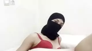 مشهد إباحي: فتاة عربية خجولة في حجاب تداعب فرجها المتساقط