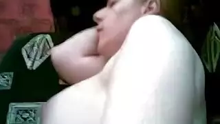 أم عربية تهيمن بحلق عميق إباحي