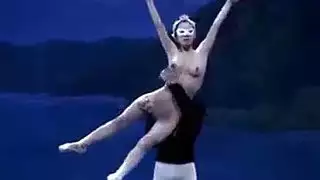 نساء سوداوات مكتنزات يتم تثبيتهن في فيلم إباحي