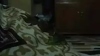 كاميرا تجسس في غرفة التغيير: فتاة صغيرة عارية وتركب زب