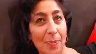 إباحية غورمي: طباخة عاهرة تأخذ إيلاج مزدوج على الطاولة