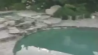 عاهرة تأخذ قضيبًا اصطناعيًا كبيرًا بعمق