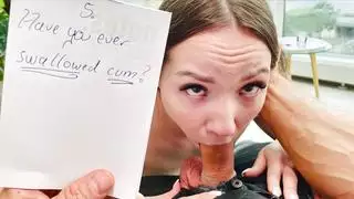 يدخل على سرير اختها
