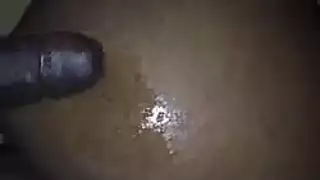 أنين عال من مراهقة تأخذ قضيباً أسود على السرير