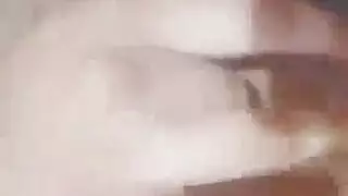لاتينا هواة ممتلئة الجسم ترتدي زي مجاني ثم تخلعه كله