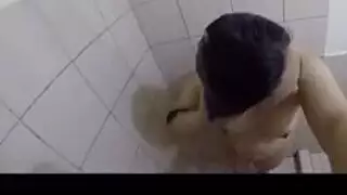 من القماش الأخضر إلى الجلد العاري: جلسة استمناء مثيرة