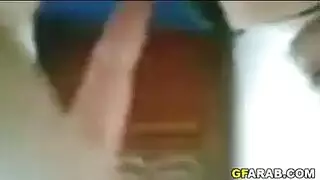 سكس شاب ينيك امو جميله من كسها
