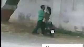 الرجل يساعد المرأه ف المطبخ