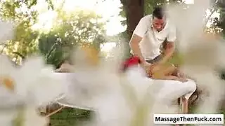 كارولينا العاهرة تلعق جسد صديقها في المنتزه