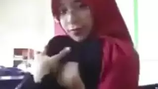 مراهقة مثارة تتعرى وتنزل بقوة من اللعب الذاتي
