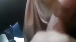 عاهرة محجبة تبلع الزب حتى يقذف مائه الحار في حلقها