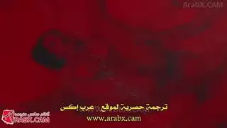 امرأة ناضجة تستخدم وسيلة تحفيز خاصة لمساعدته على الدراسة
