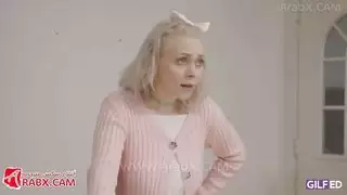 العاهرة المسنة تحصل على قذف كبير على صدرها