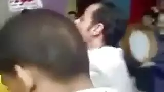عيلين ولاد لبوه مش راحمين المتناكه اللى تحت منهم ونازلين فشخ فيها وهيا توحوح ومتكيفه