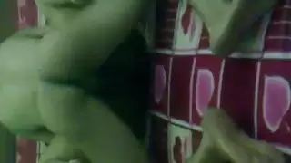 خشن وخام: يدك مهبلها الضيق على الأرض
