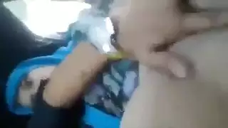 المعلم بالإصبع كس في السيارة