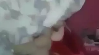 فتاة محجبة تبتلع قضيبًا صلبًا بعمق
