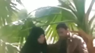 الفتاة الجامعية المثيرة تبلع قضيب العميد وتبتلع سائله