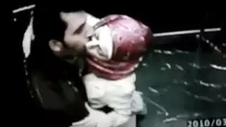 جلسة تقبيل ساخنة في المصعد تتحول إلى جنس عنيف
