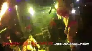يتناول العشاء يختصب امراة الرجل