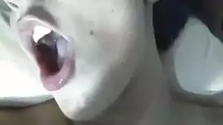 يبتلع تفريغ مني ضخم للحصول على مال سريع