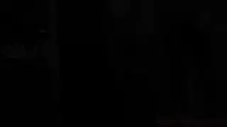 تقطع ثيابها
