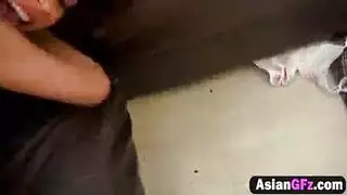 الفتاة الآسيوية الفاسقة لا تستطيع مقاومة مص قضيب رئيسها السميك في العمل