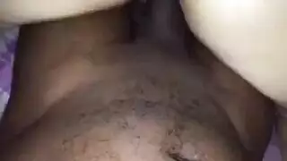 فتاة بيضاء تختنق وتنطرق بقضيب أسود