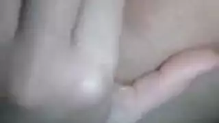 سيقان طويلة في جوارب لامعة تنتشر من أجل قذف داخلي