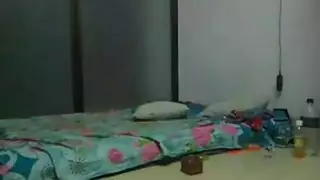 يفتح عذريتها وينيكها بقوة
