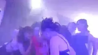 بورن ts: بنات مع قضبان تأخذ جنس جماعي وتُغطى