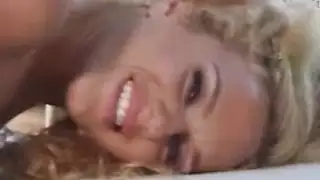 مشهد إباحي: الزوجة توقظ زوجها بفرجها